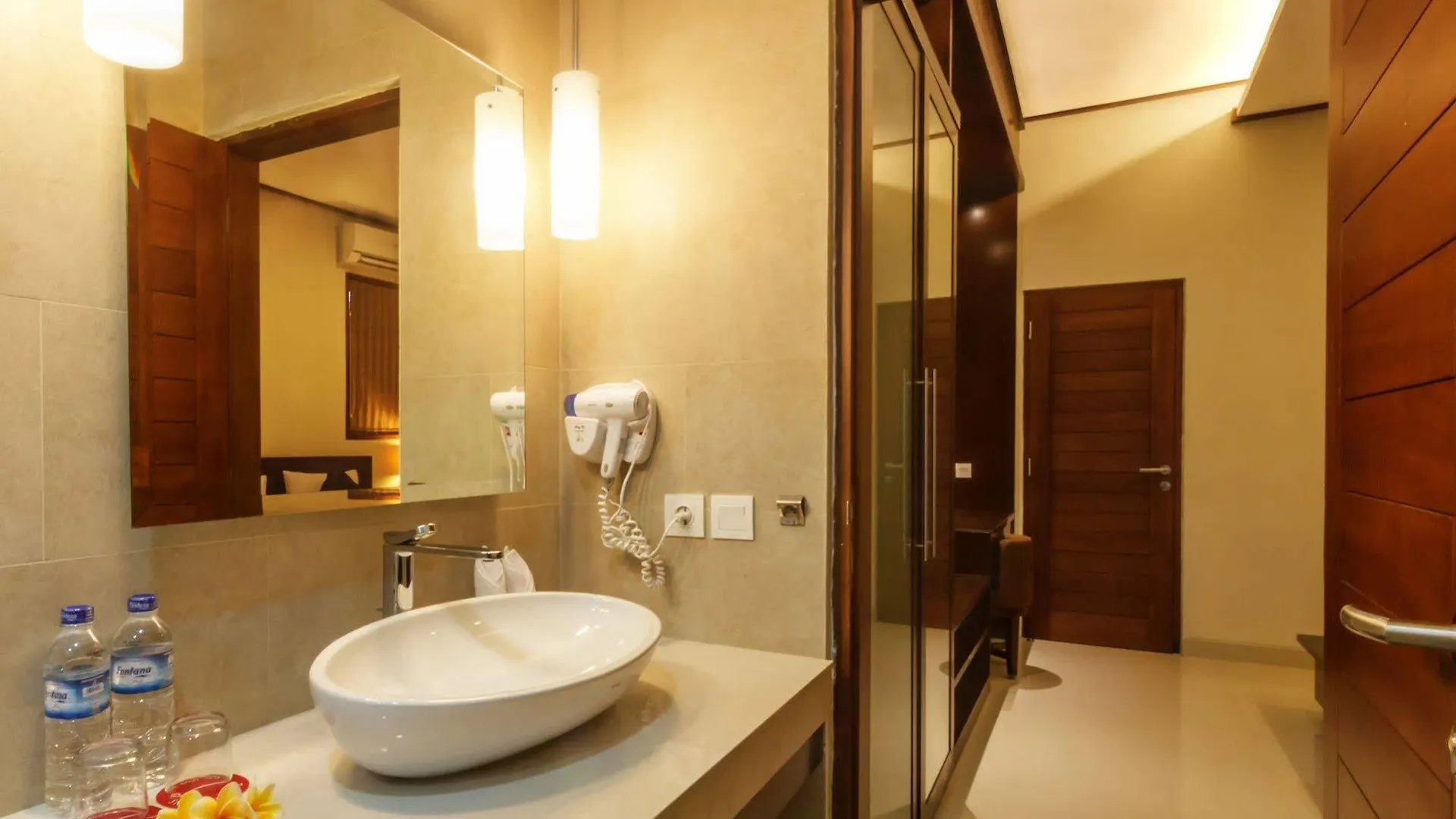 Yulia Beach Inn Kuta Kuta  3*, Kuta (Bali)